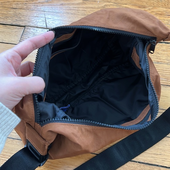 BAGGU Medium Crescent Bag in Brown - Picture 2 of 3